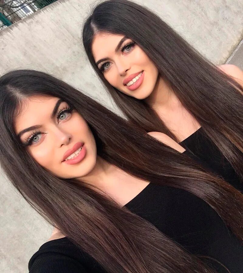 Сестру брюнетку. Gülcan Sahinur Twins Близнецы. Красивые близняшки девушки. Красивые двойняшки девушки.