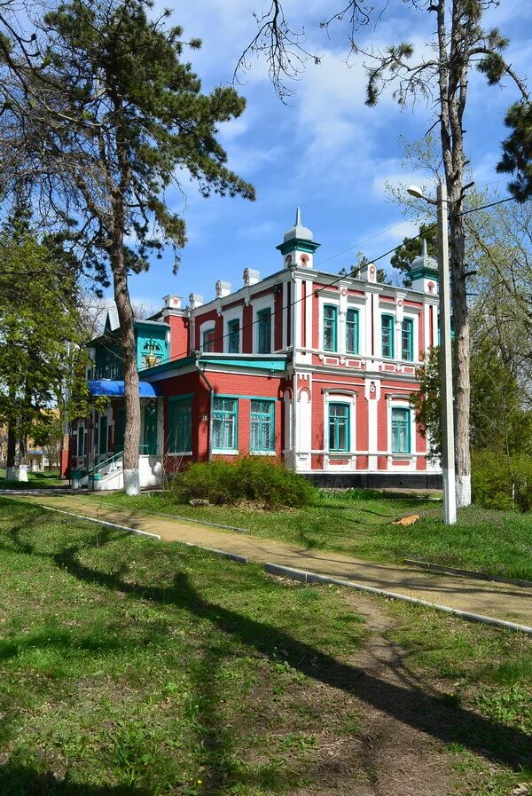 Новокубанск усадьба Щербака. Усадьба Захара Щербака в Новокубанске. Церковь в Новокубанске. Дом помещика Щербака в Новокубанске. Новокубанск отзывы