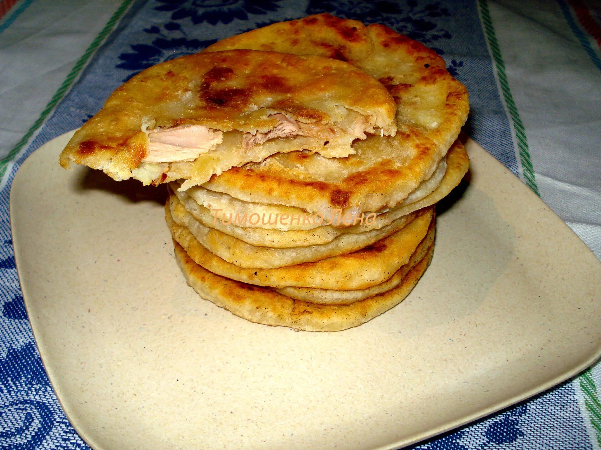 Лепешка с сыром и пюре на сковороде. Картофельные лепешки. лепешка с картошкой. лепешки из пельменного теста. лепешки из картошки.