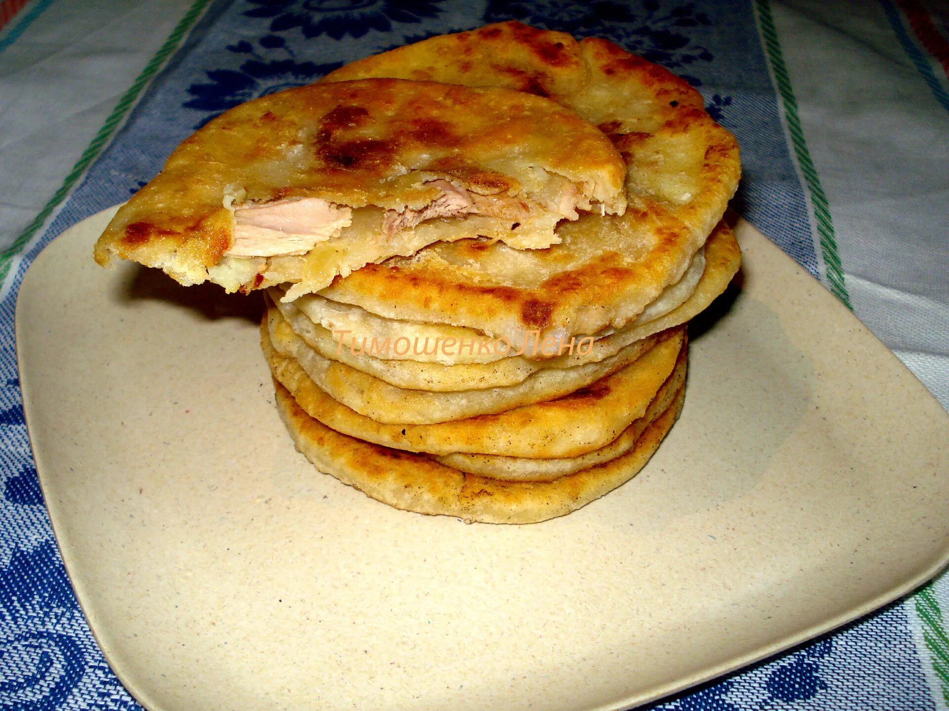 Лепешка с картошкой. Лепешки из картошки. Лепёшки с картошкой на сковороде. Лепешки с картофельным пюре. Фарш тесто лепешка