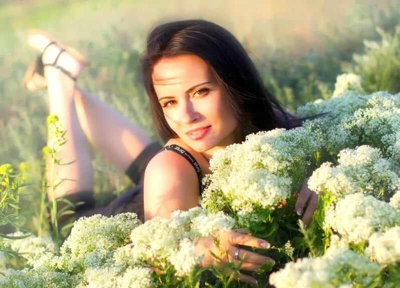 фото женщин 40 на природе. фото женщин 40 на природе. частные фотосессии на природе. фото женщин 40 на природе. девушки за цветами на природе.