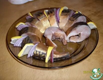 Нарезать копченую скумбрию