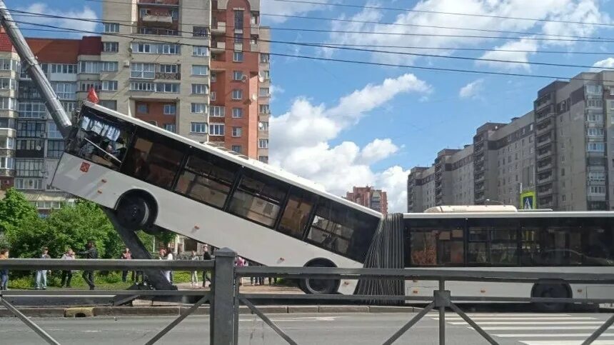 Упавший автобус в петербурге. Упавший автобус в петербурге