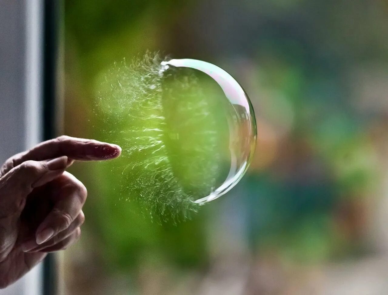 Лопнувшие пузырьки. Мыльные пузыри. Лопающийся пузырь. Пузырь лопнул. Лопание мыльного пузыря.