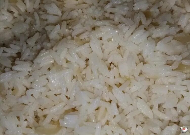 в рис добавляют лук. рис басмати с овощами. рассыпчатый жареный рис. рис испанский. в рис добавляют лук.