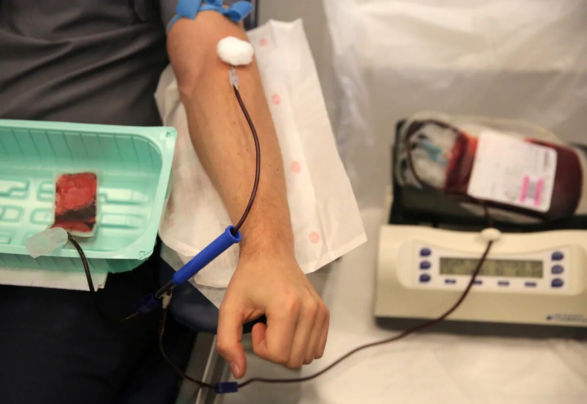 Донор крови санкт. Аппарат для переливания крови. Аппарат для переливания крови на столике. Переливание крови фото.