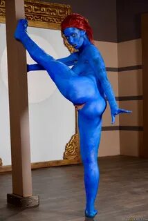 Cosplay hottie Nicole Aniston shows her phenomenal curves while posing nude 2x126.