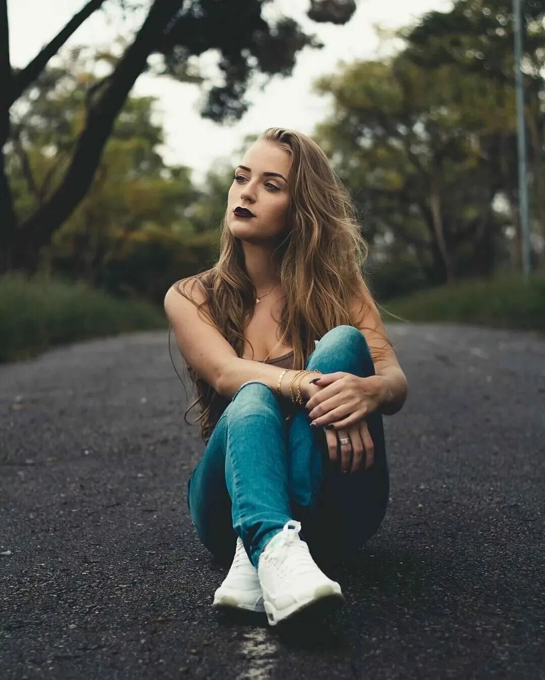 Фотосессия девушки на улице. Идеи для фотосессии на улице. Позы для фотосессии на улице. Фотосессия девушки на улице. Уличная фотосессия.
