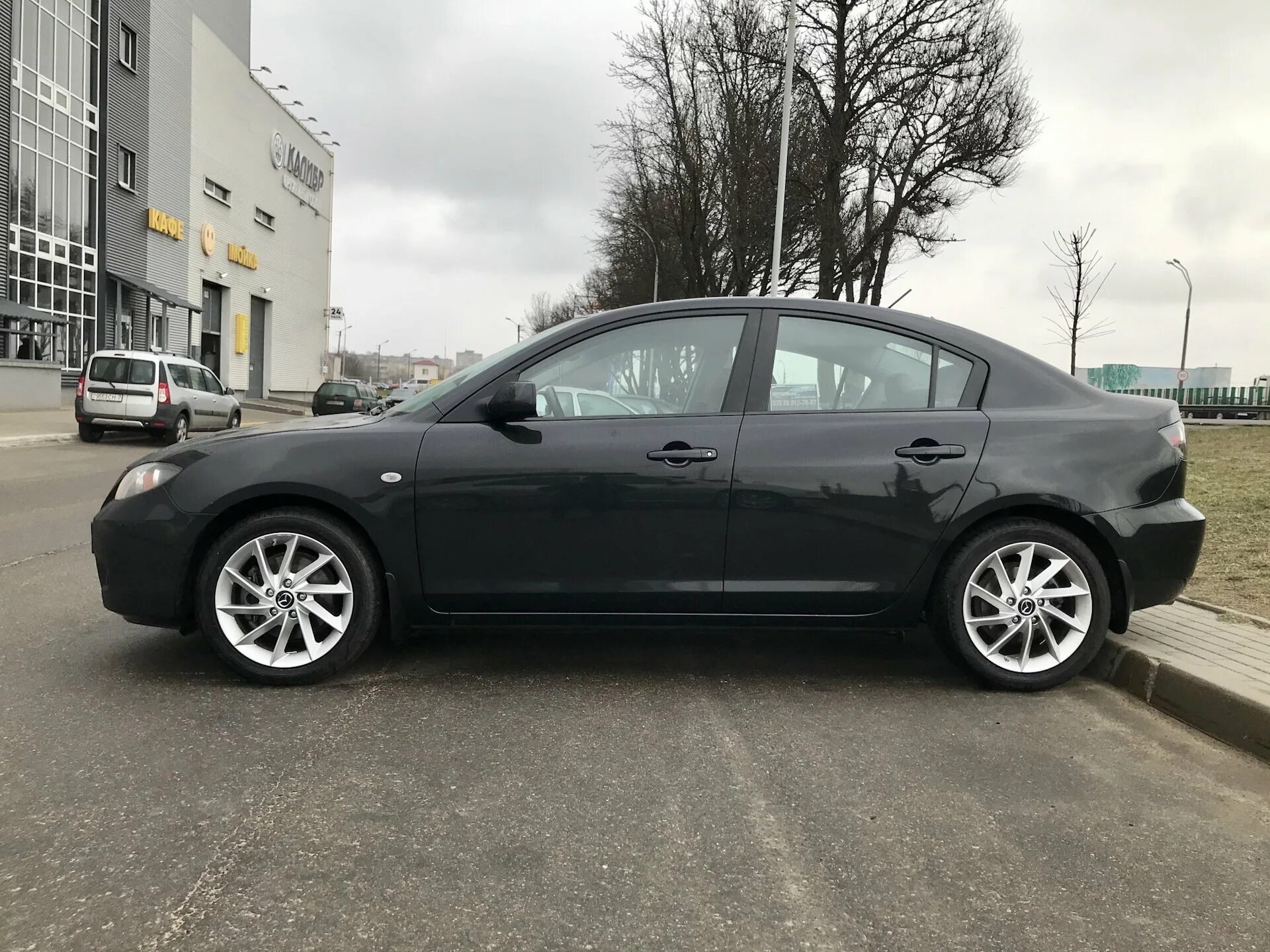 Mazda 3 2008 r17. Мазда 3 БК седан на 17 дисках. Mazda 3 BK седан r17. Mazda 3 BK r18. Мазда 3 16