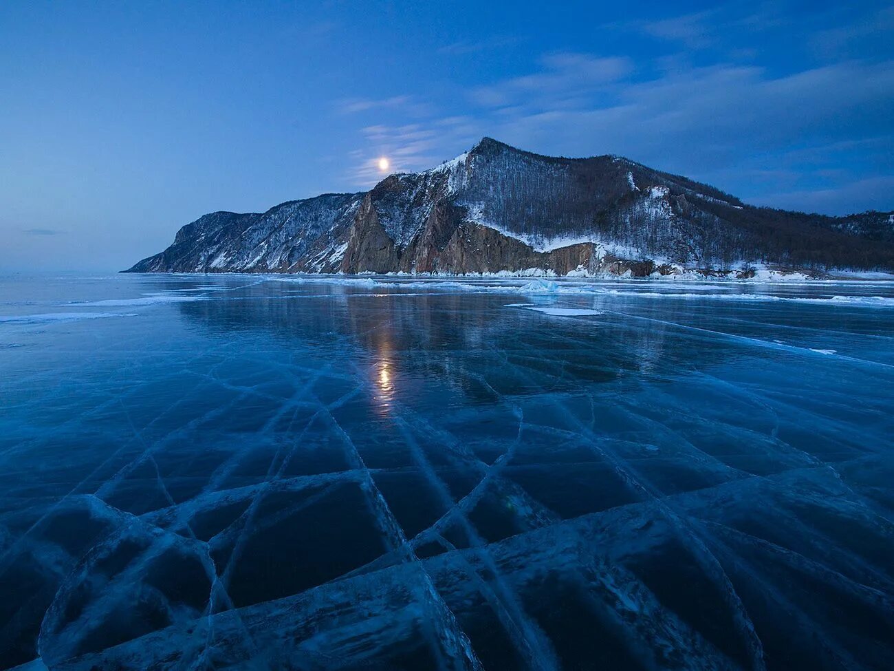 Самое голубое море россии. Озеро Байкал. Узуры Байкал зимой. Лаго Байкал. Озеро Байкал лед.