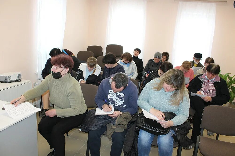 избирком белгород седая женщина. участковая избирательная комиссия белгород. избирательная комиссия. участковая избирательная комиссии города бендеры. избирком белгород.