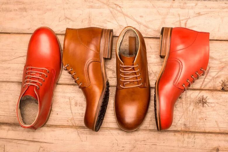 Обувь из кожзама. Ботинки из кожзаменителя и тканевым. Ботинки чукка нубук. Ботинки из искусственной кожи плюсы и минусы. Обувь из искусственной кожи.