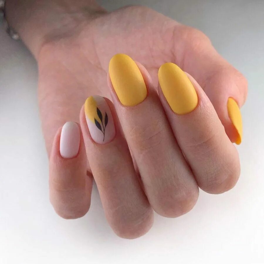 Желтый маникюр. Жёлтый маникюр на короткие ногти. Летний маникюр желтый. Желтые летние ногти.