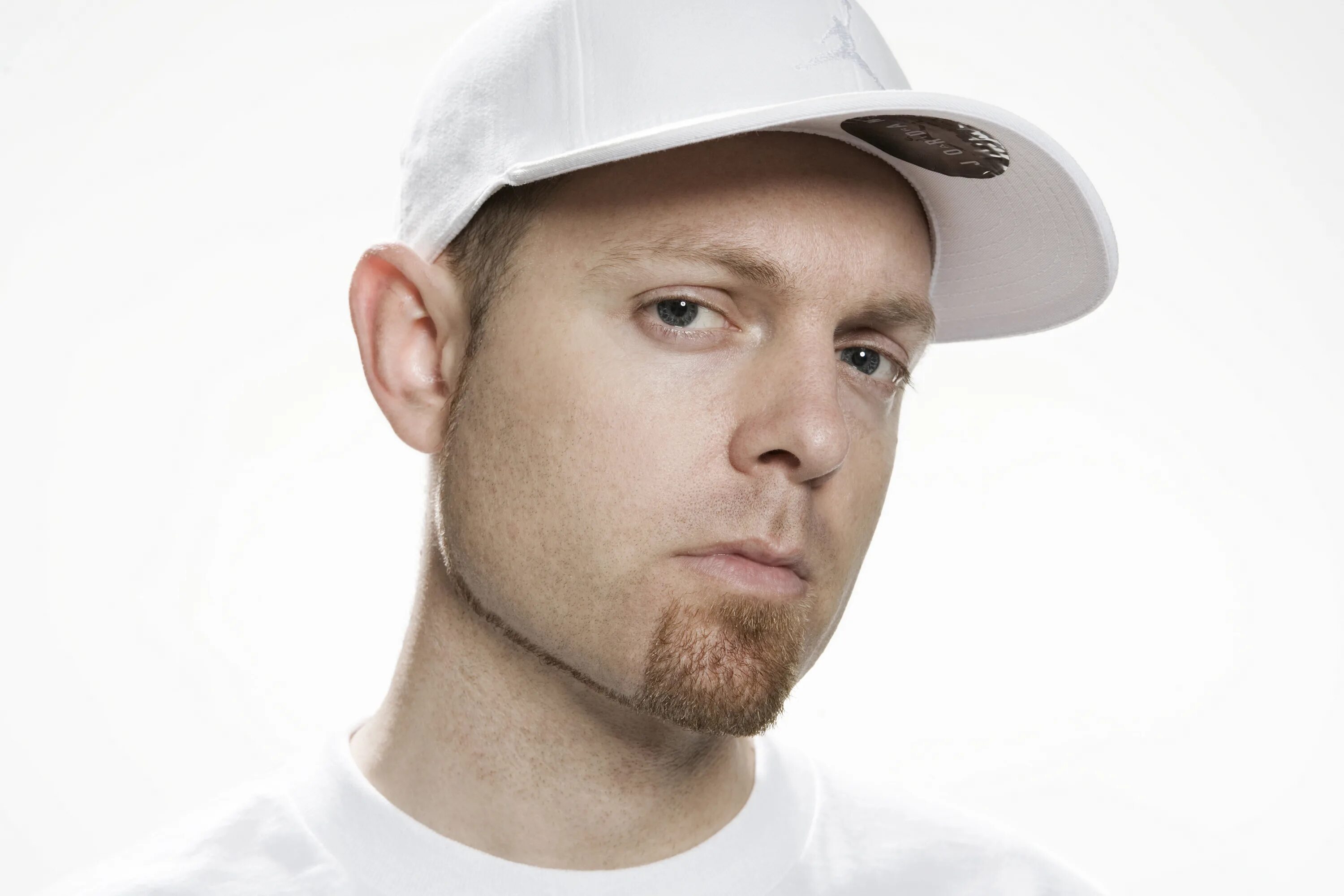 Dj shadow zn slowed. DJ Shadow Unkle. DJ Shadow 2023. DJ Shadow "Endtroducing". DJ Shadow фото.