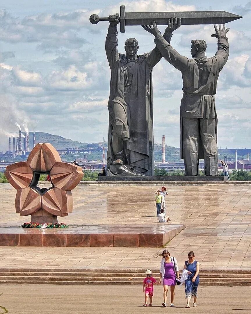 Магнитогорск монумент. Тыл фронту магнитогорск. памятник тыл фронту в магнитогорске. магнитогорск монумент тыл. памятник «тыл — фронту» в магнитогнрске.