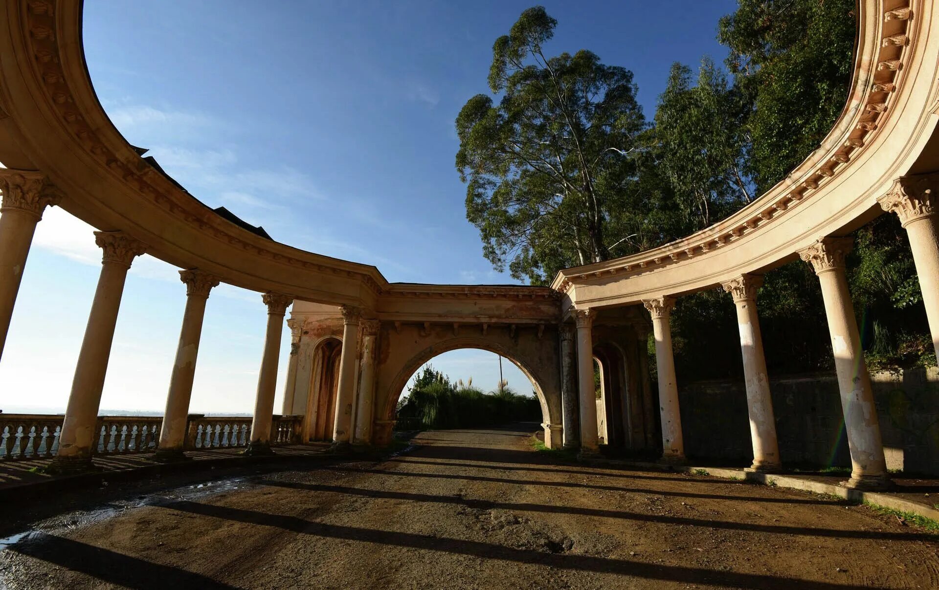 Колоннада в сухуми. Колоннада абхазия сухумское. колоннада сухум фуникулер. сухумская гора абхазия сухум. сухум гора фуникулер.