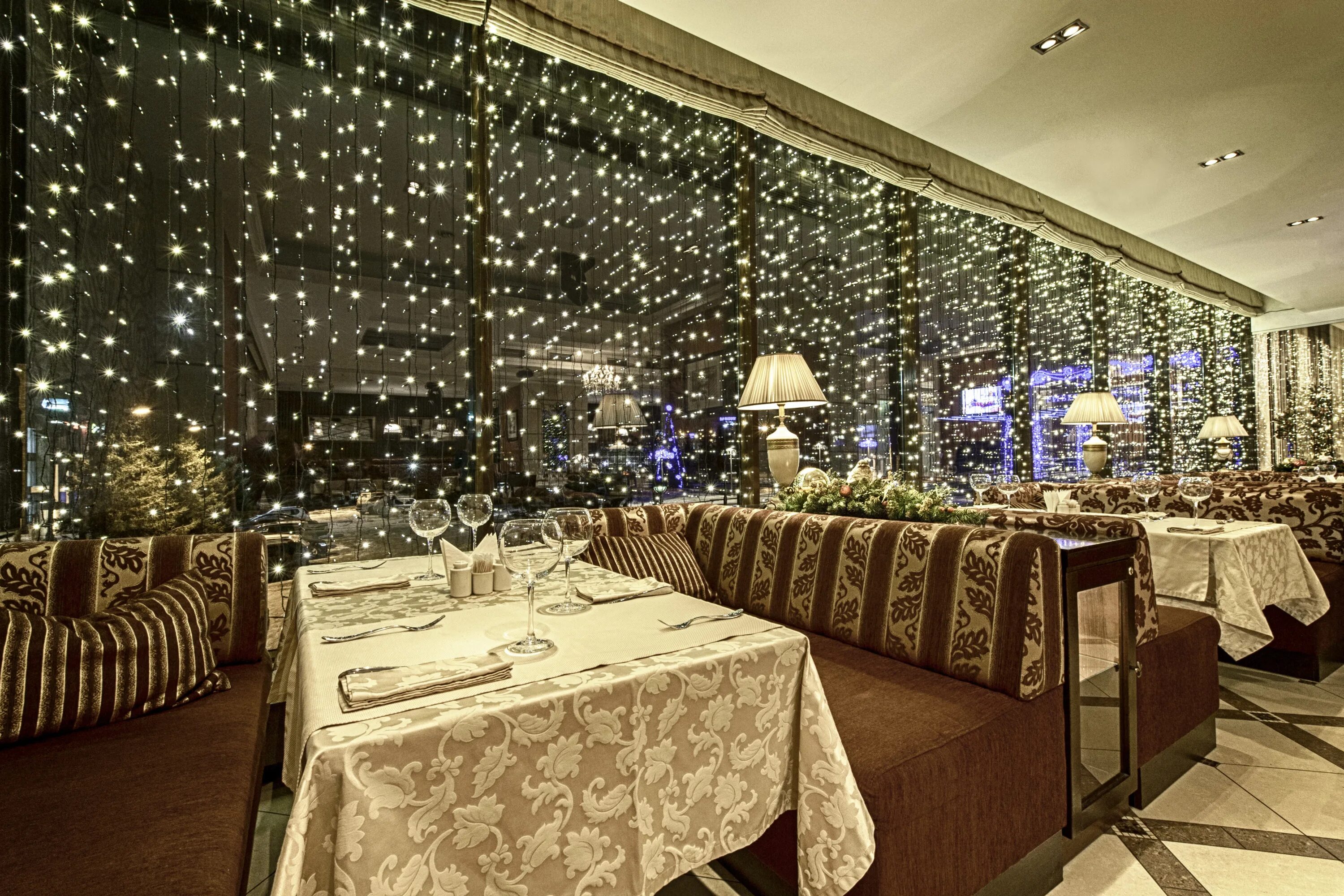 украшение ресторана на новый год. ресторан парк новый год. новогоднее кафе. новый год в ресторане. комзина 6 тольятти парк отель.