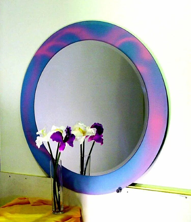 Зеркало. Разноцветное зеркало. Цветное круглое зеркало. Зеркало с цветным стеклом.
