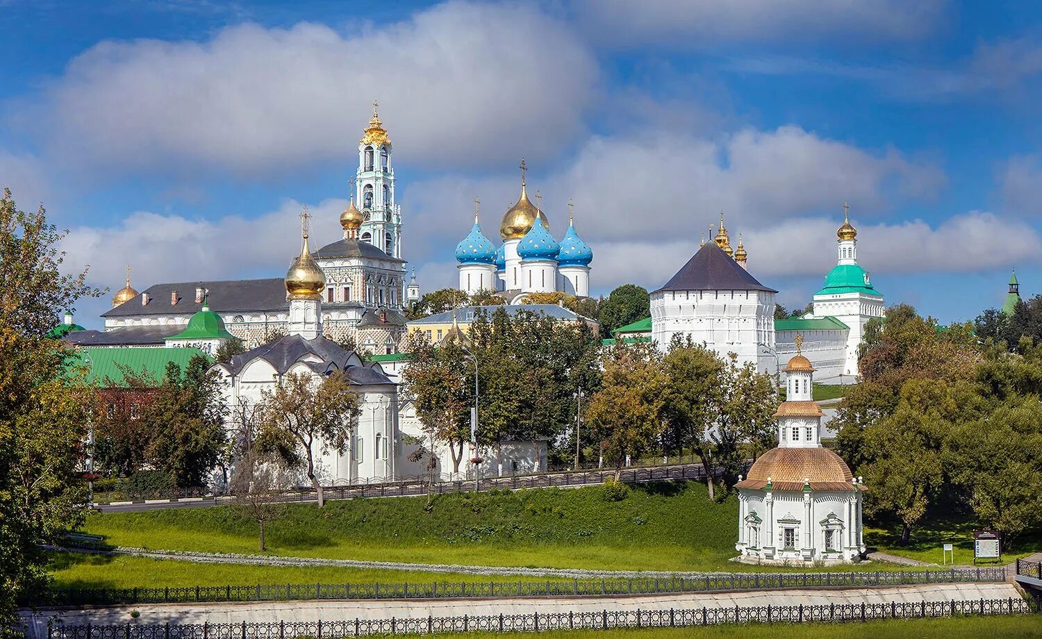 Свято радонежский монастырь. Троице-Сергиева Лавра Сергиев Посад. Сергиев Посад Троицко Сергиевская Лавра. Сергиев посадтроицв Сергия Лавра. Сергиев Посад Троца Сергия Лавра.