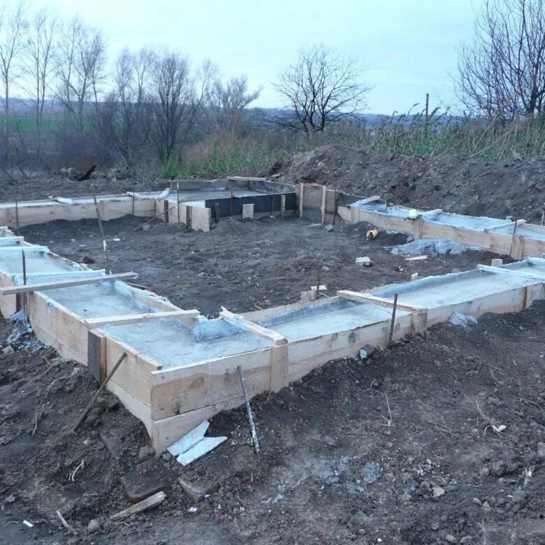 Схема заливки ленточного фундамента. Типы фундаментов ленточные столбчатые плитные свайные. Схема дренажа монолитной плиты. Схема армирования мелкозаглубленного ленточного фундамента. Дренаж вокруг фундаментной плиты.