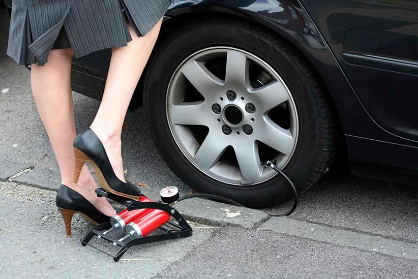 Скейтборд. Женские ножки в авто. Девушка накачивает колесо автомобиля. Колеса под ногами. Кататься на двух колесах.