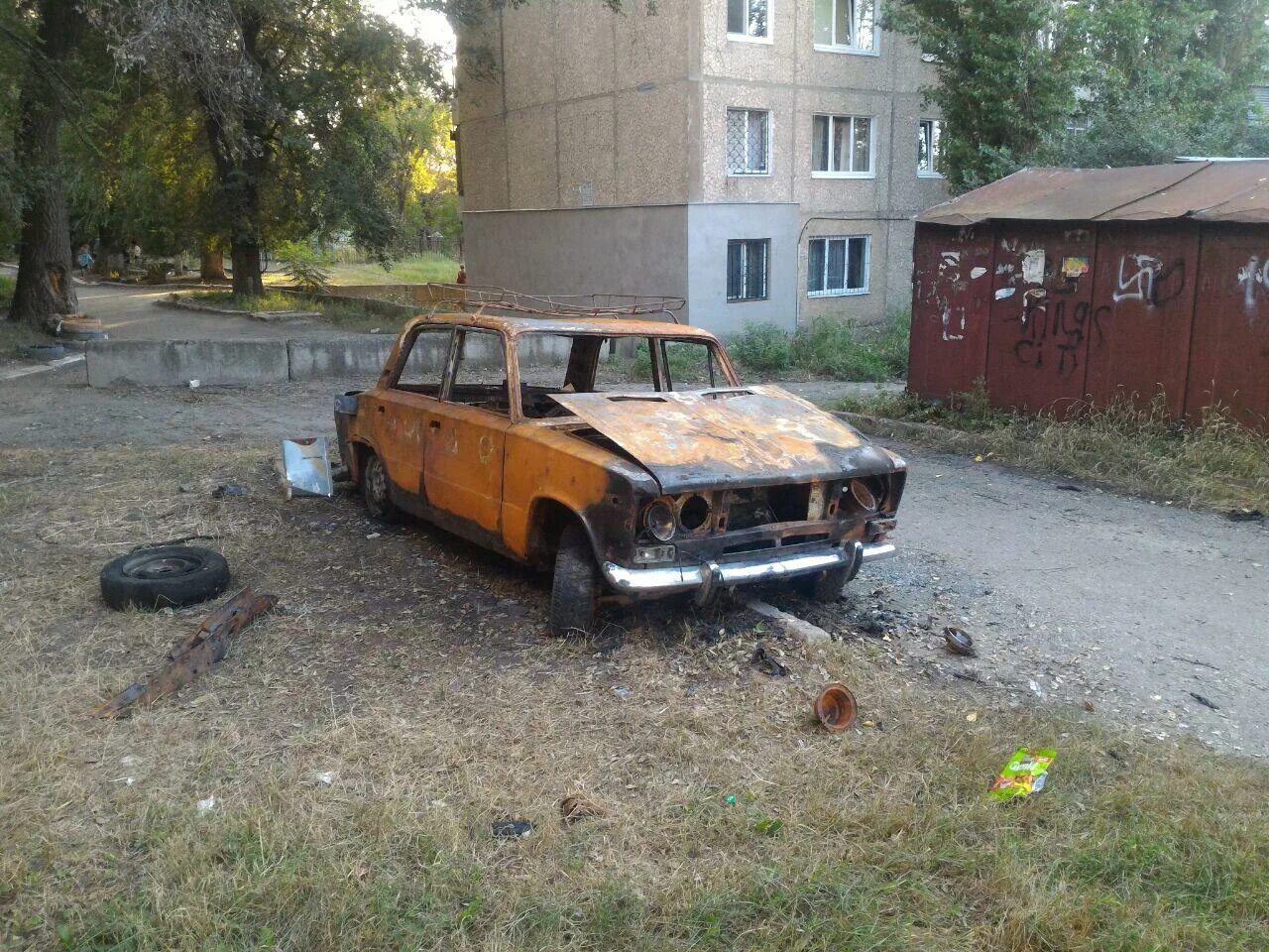 Автохлам во дворе. Брошенная машина во дворе. Старое авто брошенное во дворе. Трабант заброшенный. Старая машина во дворе.