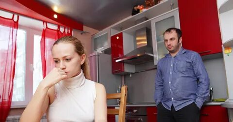 Жена говорит с мужем во время