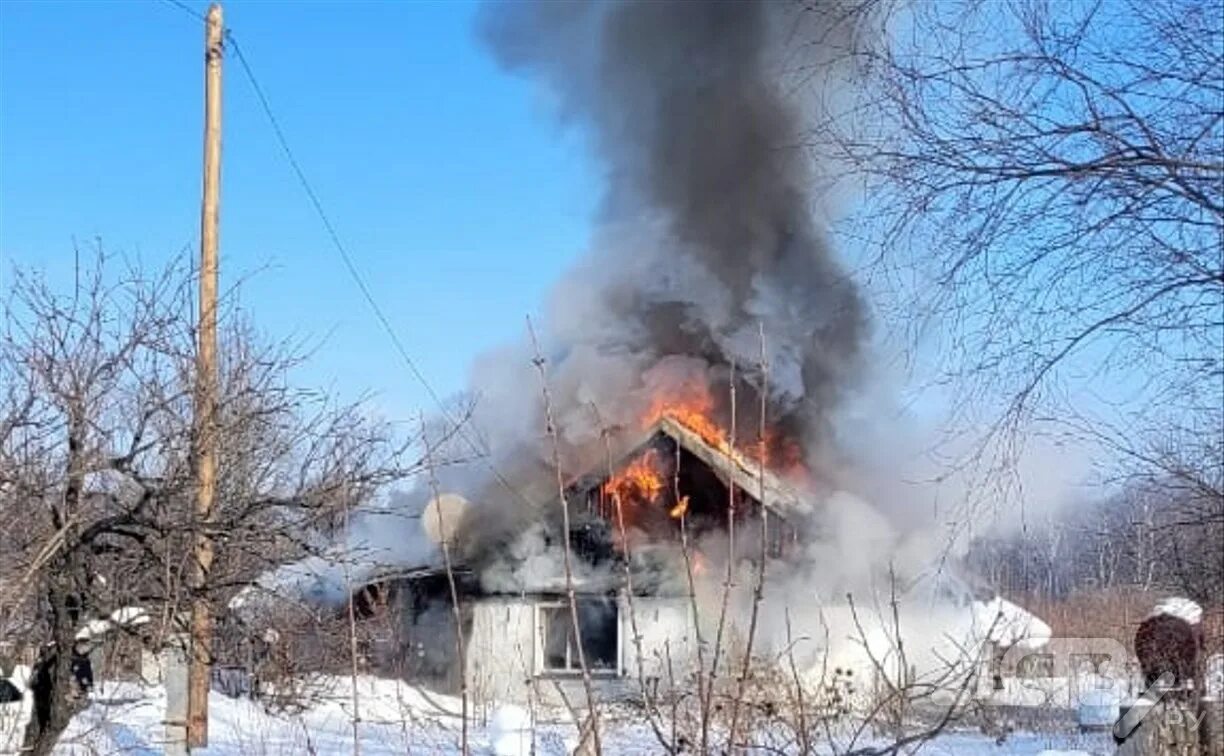 Огонь коммунальная ул 16 фото. Пожар дома. Пожар частного дома. Пожар в Соколе. Пожар изнутри.