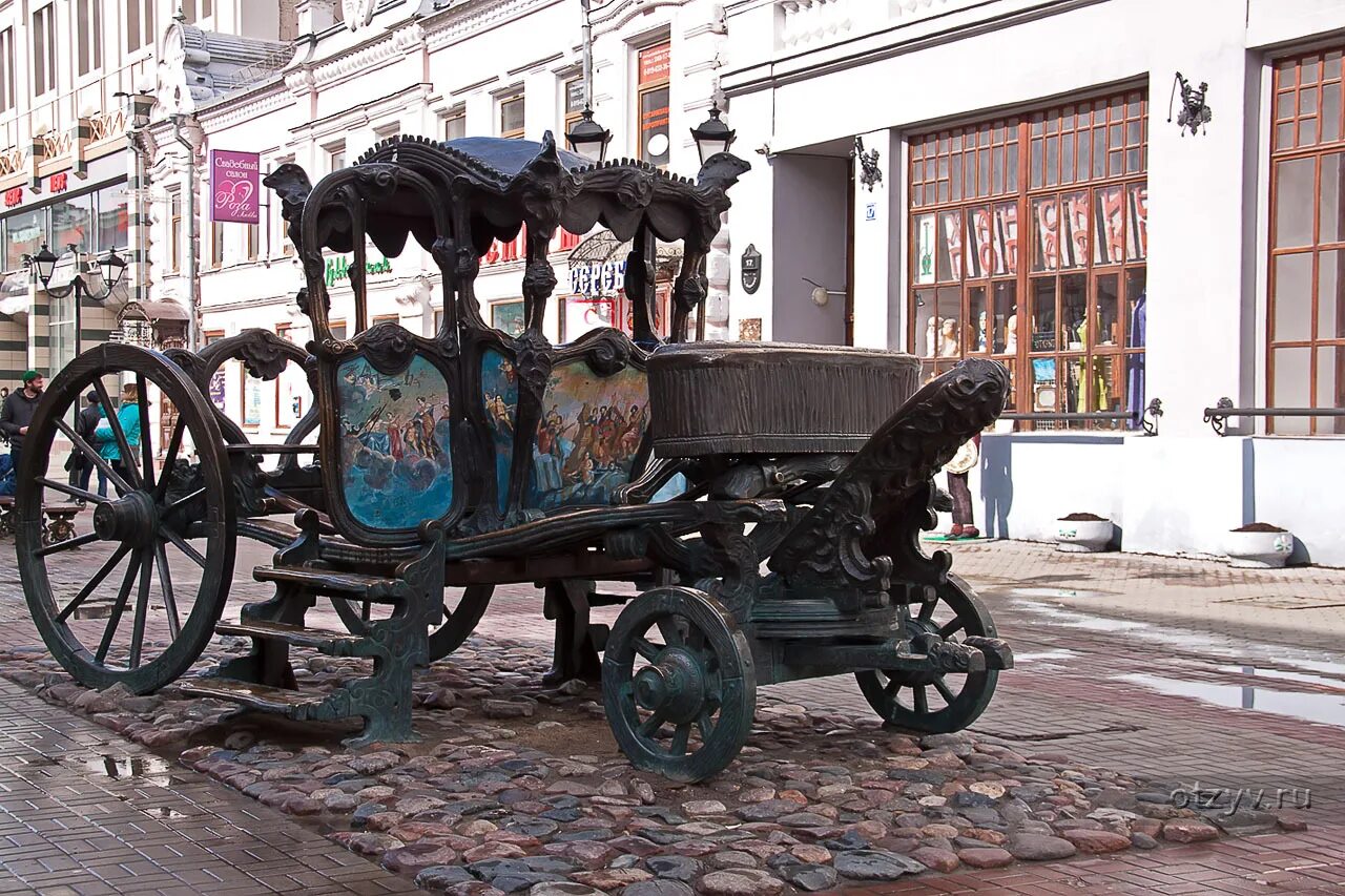 Бронзовая карета. Памятник коту казанскому улица баумана. казань улица баумана кот казанский. карета екатерины 2 в казани. кот в казани на улице баумана.