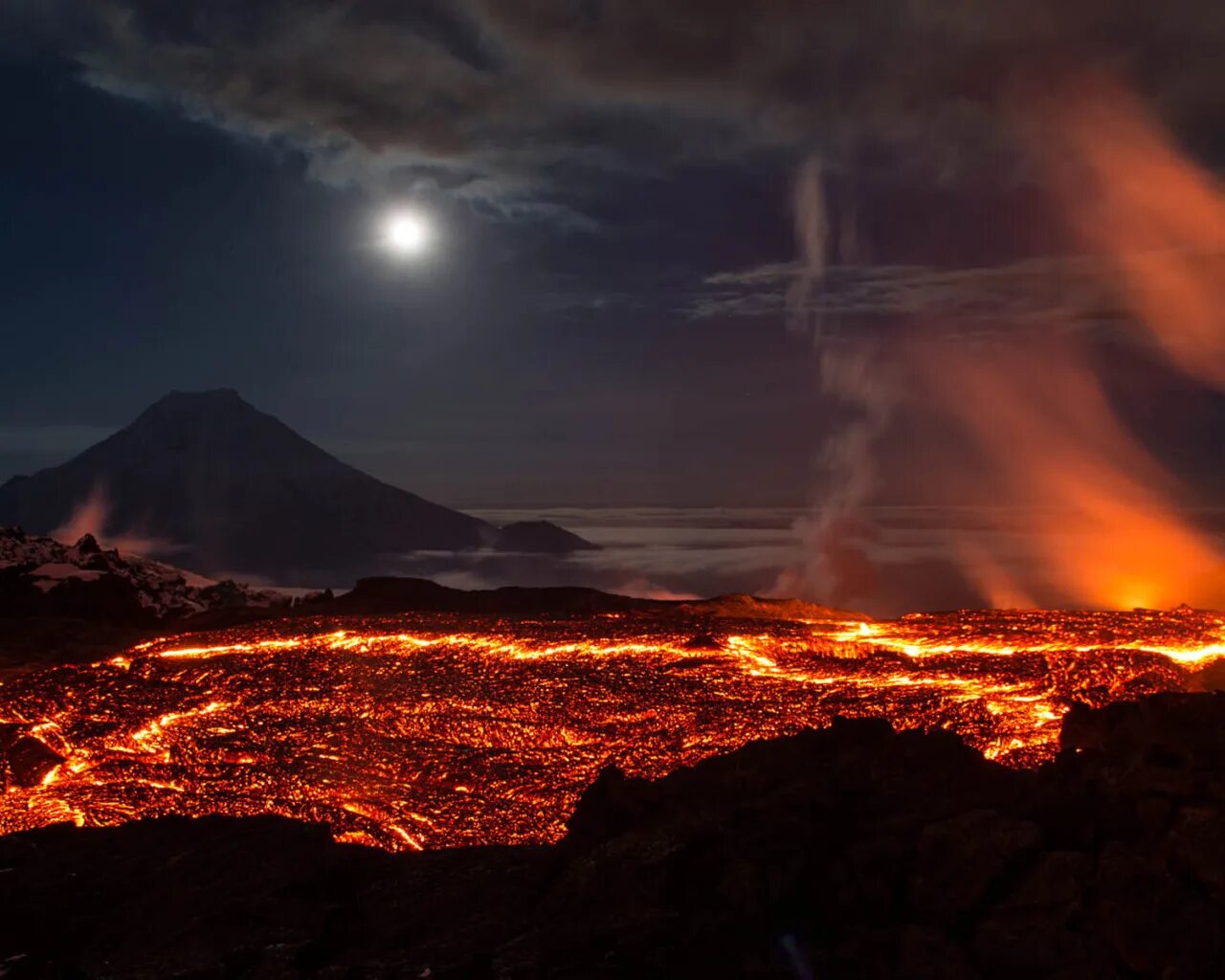 Вулкан рабочее. Вулкан толбачик. Корякский вулкан. Фудзияма вулкан извержения кратер. Вулкан рабочее.