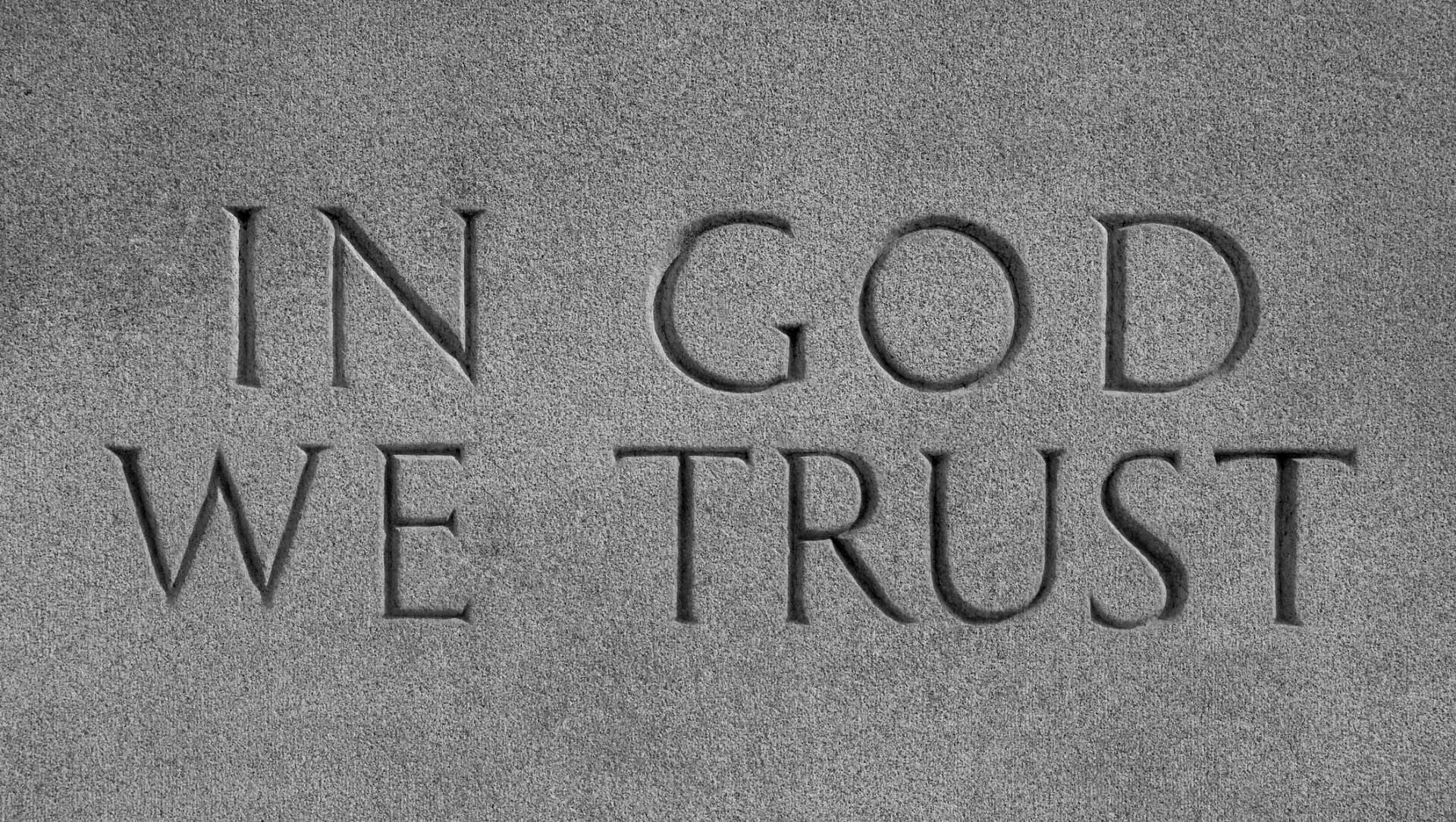 Как переводится trust. In gods we trust. i god we trust. god надпись. обои in god we trust.