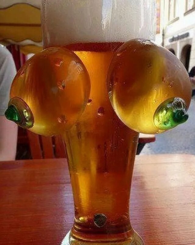 пиво наливают. октоберфест много пива. арнольд шварценеггер пьет пиво. шварценеггер с пивом. где нальют мне кружечку пивка.