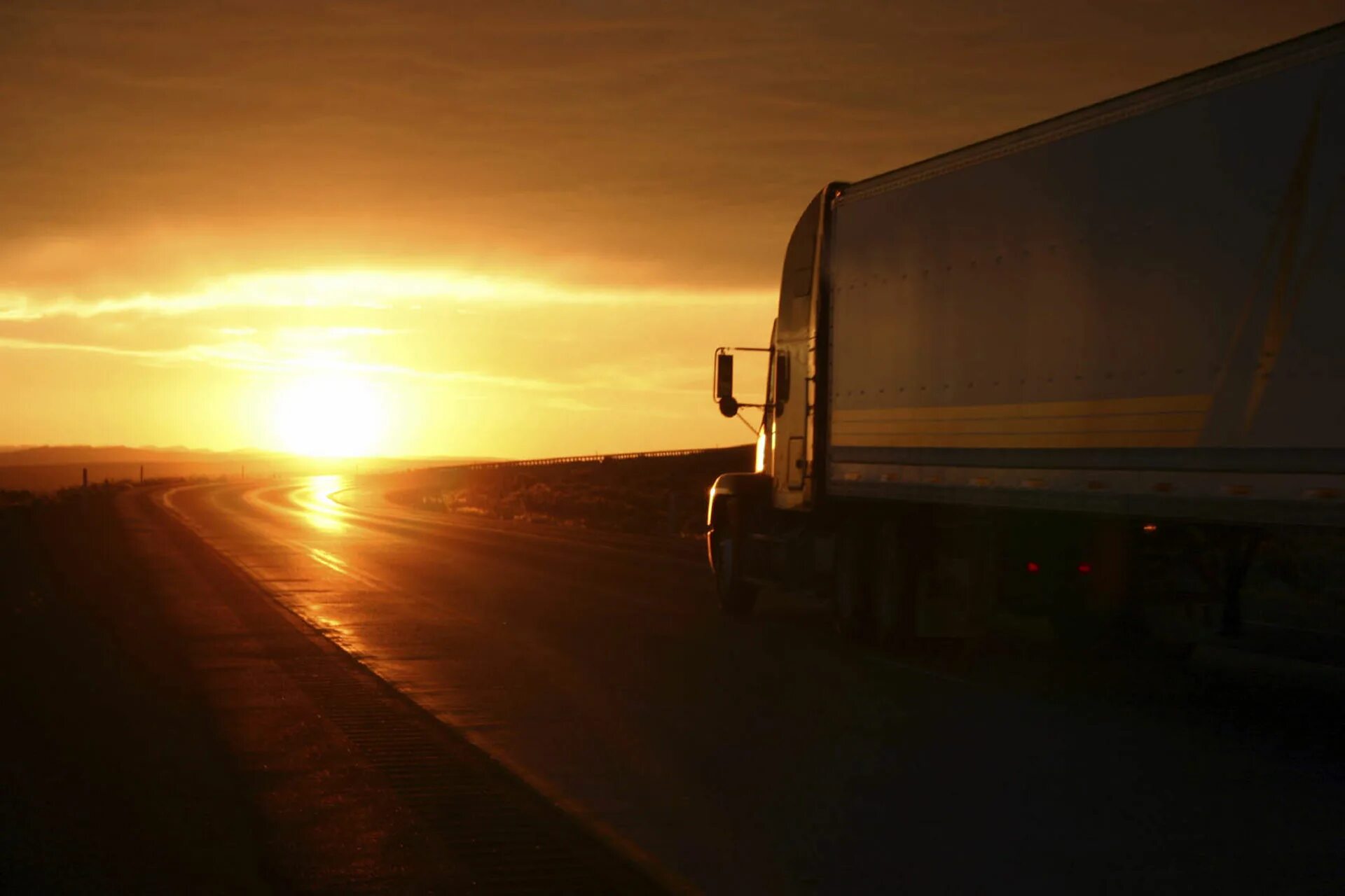 Грузовик на закате. Грузовик на дороге. Грузовик для путешествий. Фура на встречку. Дальнобой вольво 138.