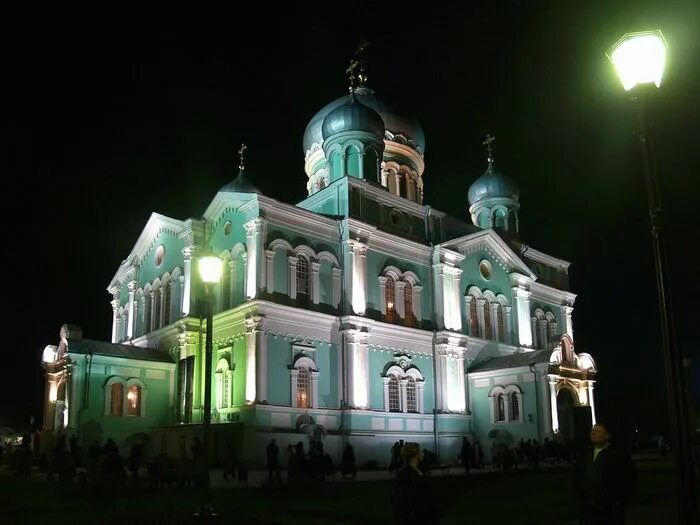красивое фото ночного дивеево. дивеевский монастырь вечерний. дивеевский монастырь зима.