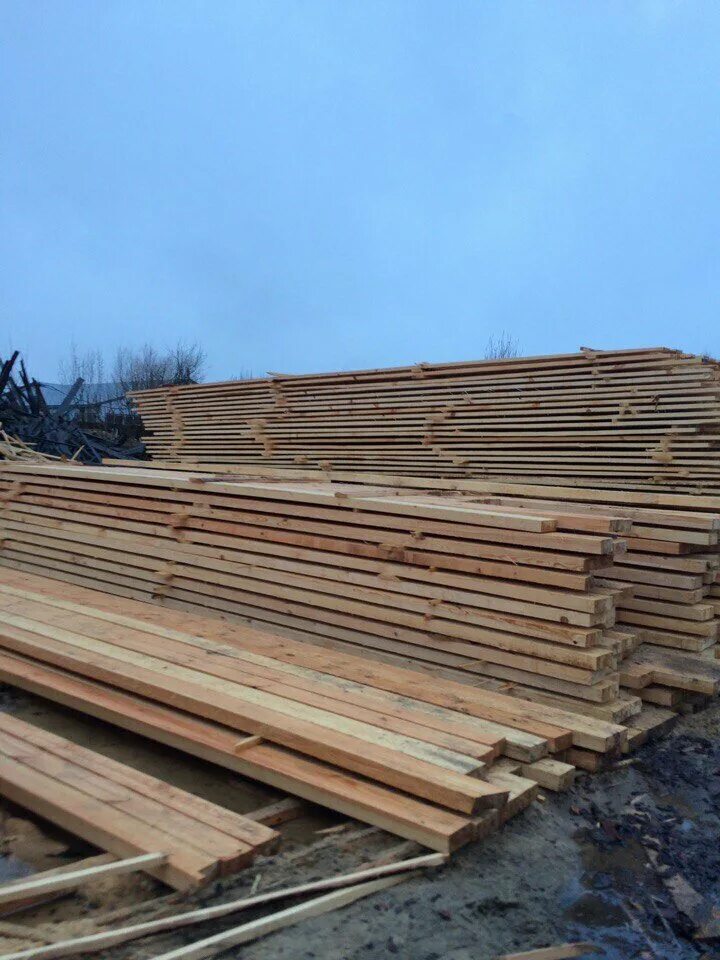 вагон с пиломатериалом. погрузка лесоматериалов в полувагон.