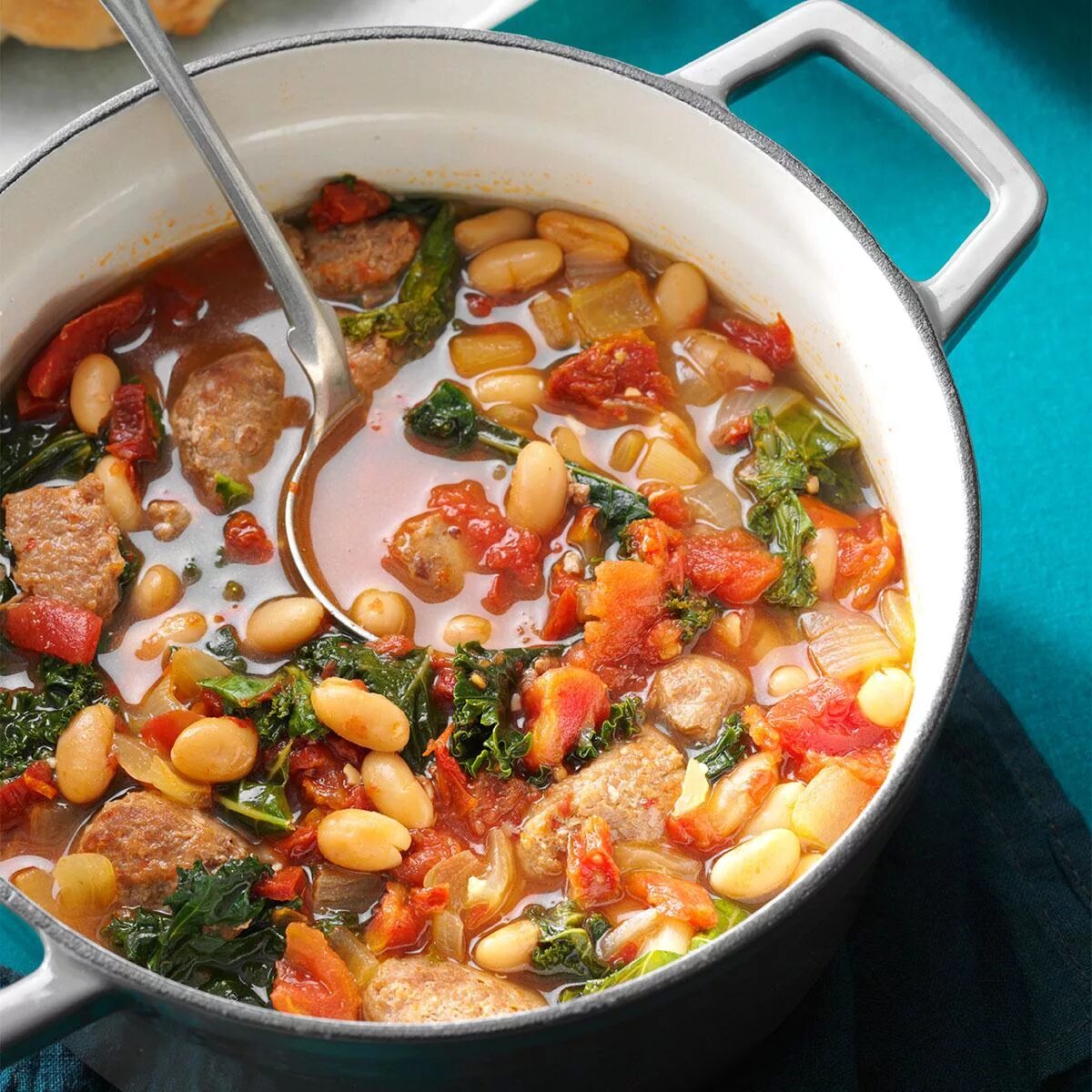 Картошка с фасолью в томатном. Суп с фасолью. индейка с фасолью. вкусный ужин супчик. блюда из фасоли супы.