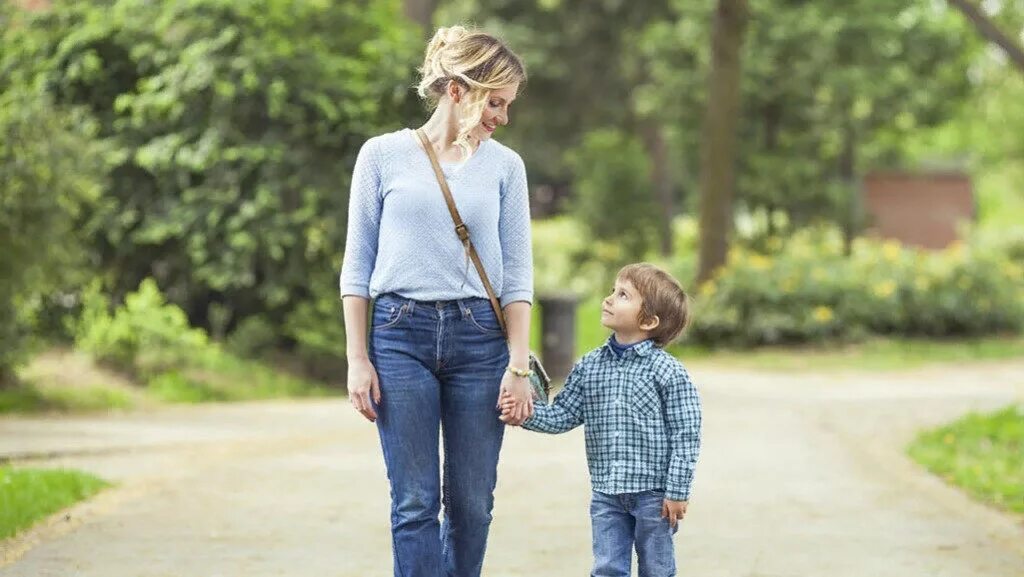 Воспитание сына мамой. Дети на прогулке. Мама с ребенком за руку. Мальчик с мамой за руку. Мама с ребенком на прогулке.