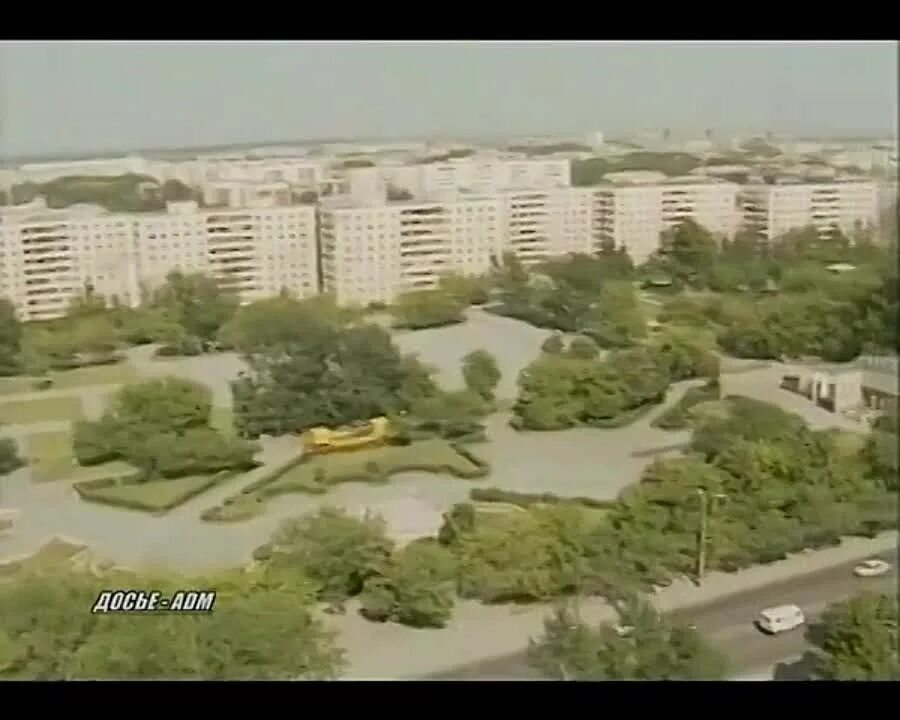 Тополя грузины. Тюмень 1998. Площадь 400 летия Тюмени панорама. Площадь 400 летия Тюмени парад панорама.