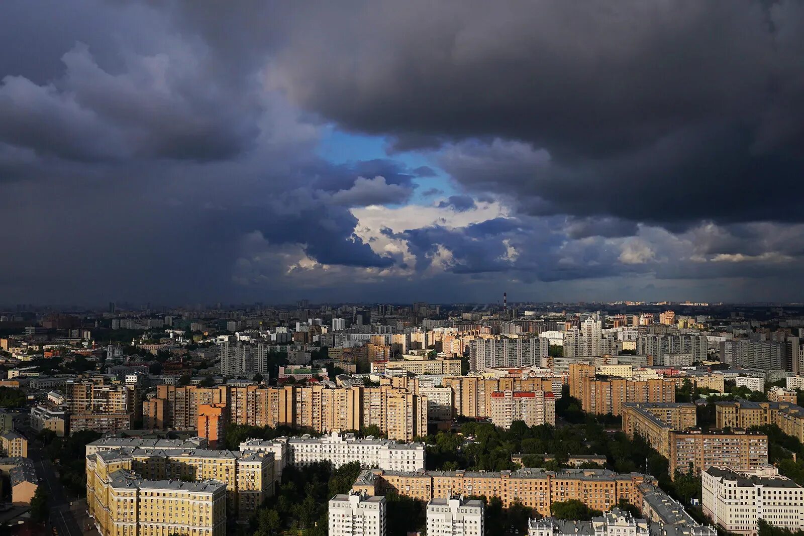 В москве ожидается ураган. Гроза в Москве 2006. Гроза в Москве. Ливень с грозой в Москве. Гроза ожидается в Москве.