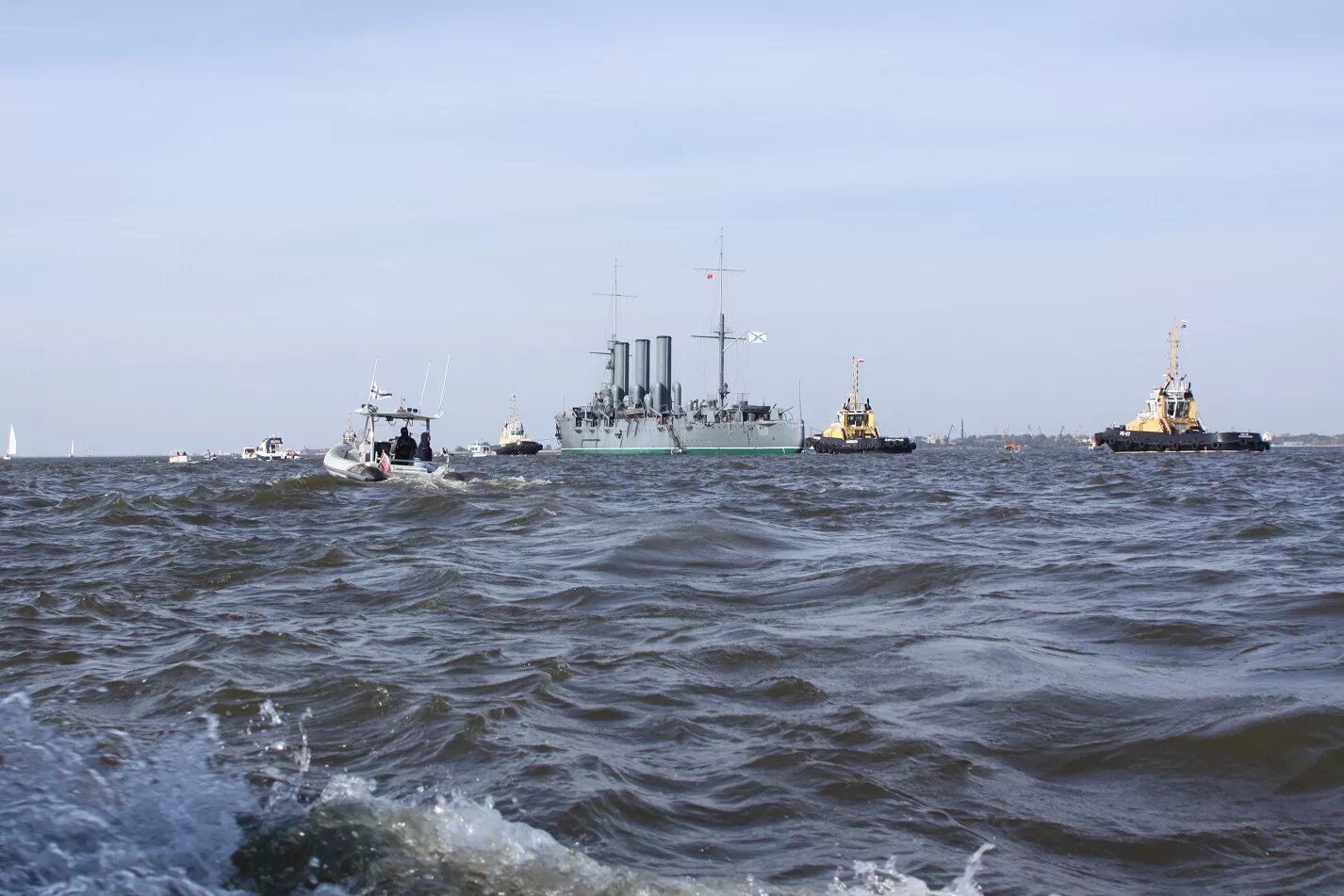 матросы кронштадта 2022. балтийск. балтийское море кронштадт. кронштадт вид на финский залив. малый ракетный корабль проекта 22800 каракурт.