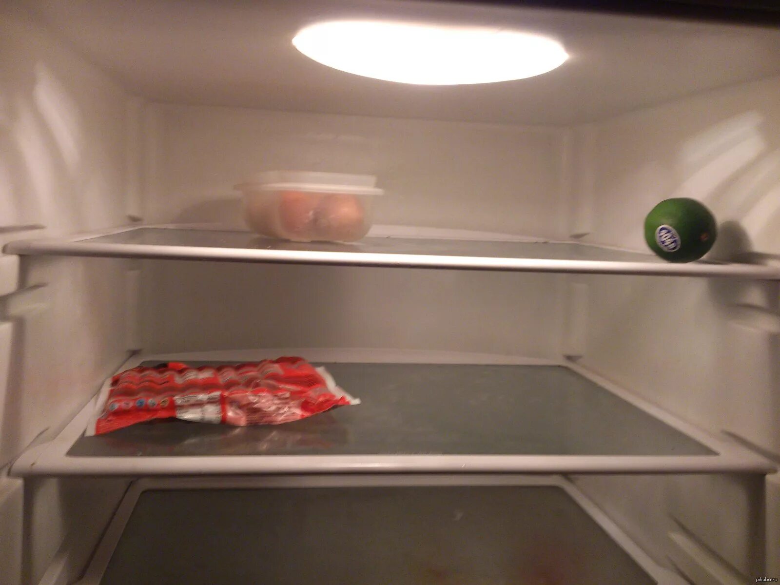 Пустой холодильник. Полупустой холодильник. Почти пустой хододильн. Почти пустой холодильник.