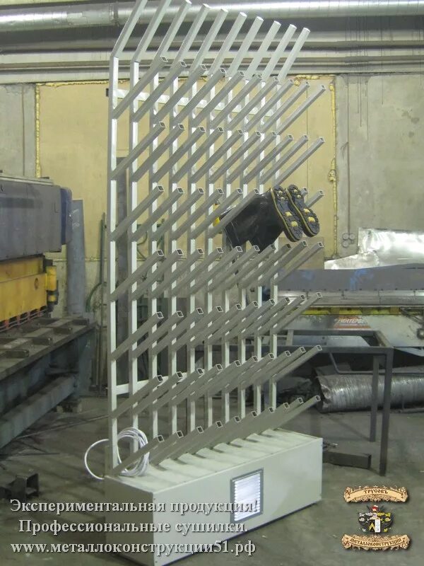 Сушилка для обмундирования в армии. Бытовка сушилка. Сушилка для обмундирования комната. Вешалка для просушки обмундирования. Сушилка для обмундирования.