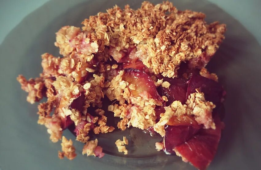 Десерт grandma plum. Рецепт сливового крамбла. Сливовый крамбл пп. Сливовый крамбл от джейми оливера. Сливовый пирог с карамелью.