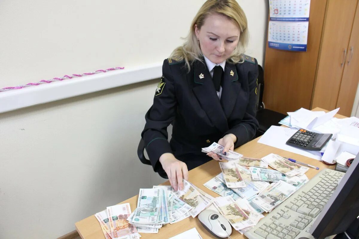 Арест счёта судебными приставами. Приставы деньги. Должники р. Взыскание зарплаты. Приставы арестовали.