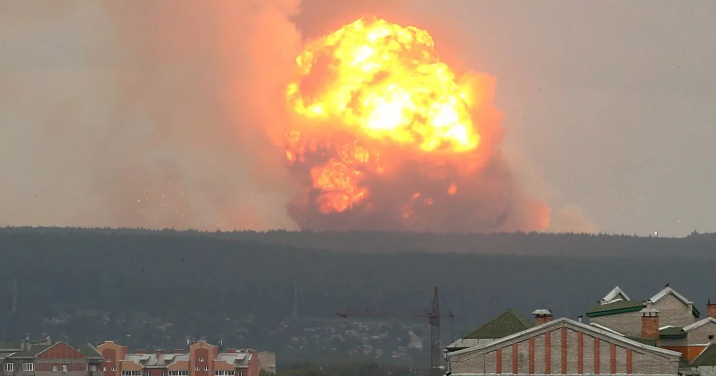 Взрыв склада боеприпасов. Взрыв склада с боеприпасами. Взрыв складов боеприпасов в Североморске. Пожар на складе взрывчатых веществ. Ракетная опасность белгородская обл