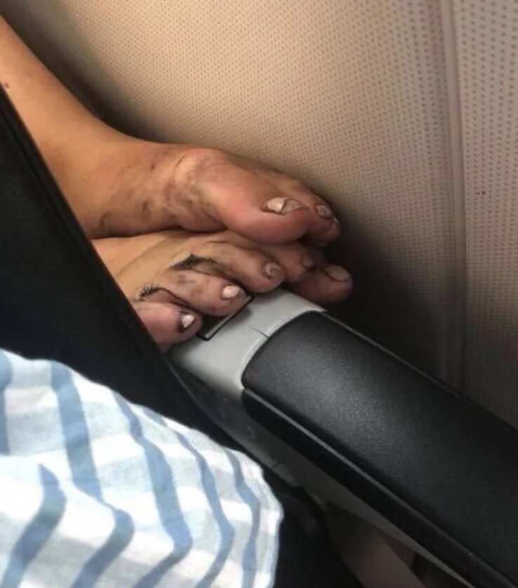 Рука на подлокотнике. Ноги на пассажирском. Женская рука на подлокотнике. Туту пассажирам