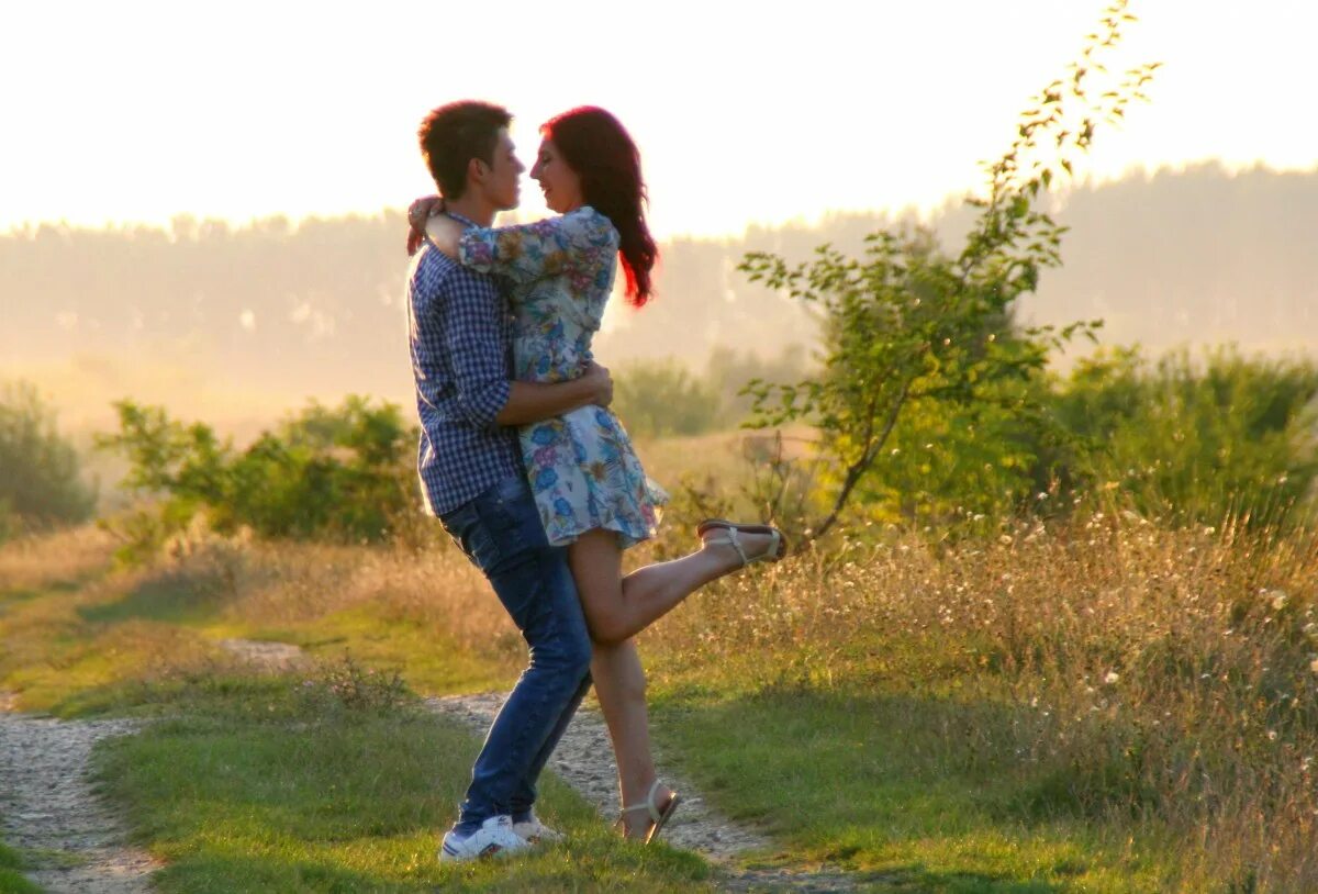 Красивый поцелуй. Парень с девушкой дома. Loving amateur couple. Страстные поцелуи. Мужчина и женщина в постели.