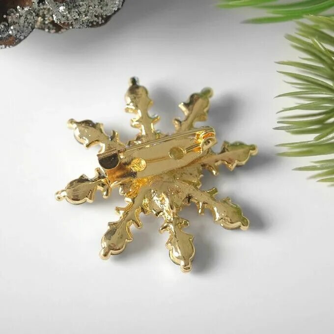 Снежинка из природного материала. Снежинки из листьев. Схемы вырезания снежинок для детей. Осенние листья декор. Снежинки из листьев.