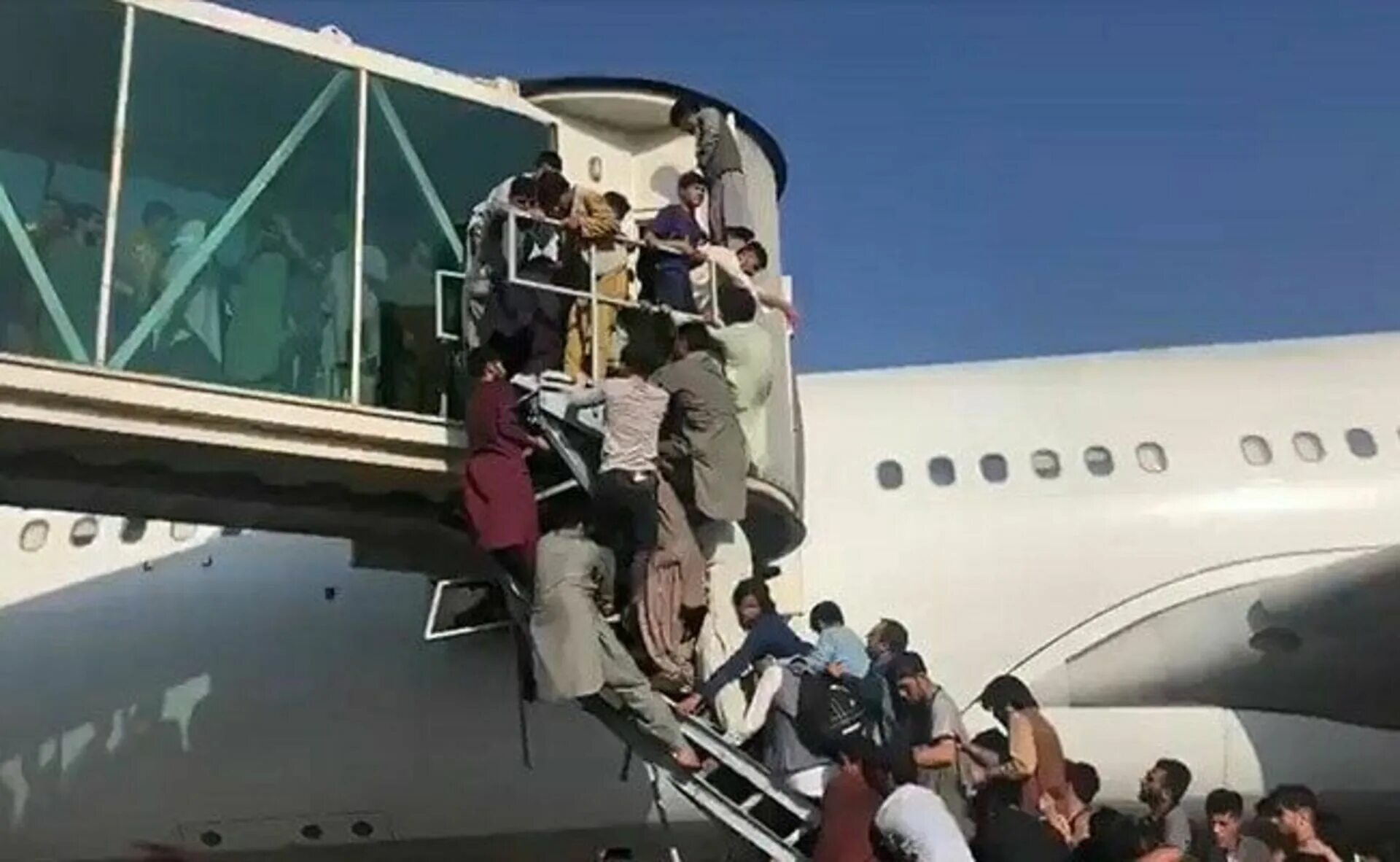 Таджики бегут из россии после теракта. Афганистан аэропорт Кабул. Афганистан аэропорт Кабул бегство. Самолет США В Афганистане.