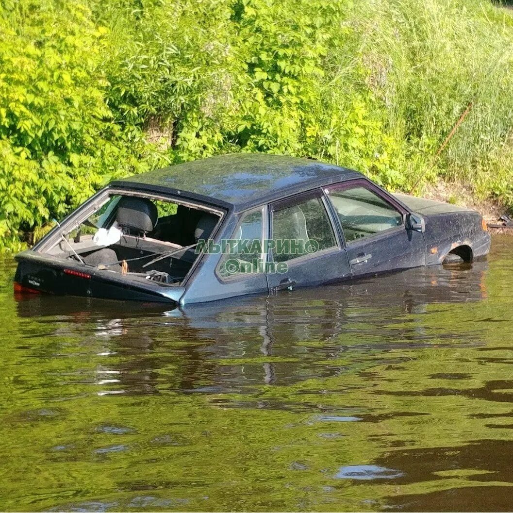 Лыткарино Москва река. Утопленная машина. Автомобиль утопленник. Затонувшие автомобили.